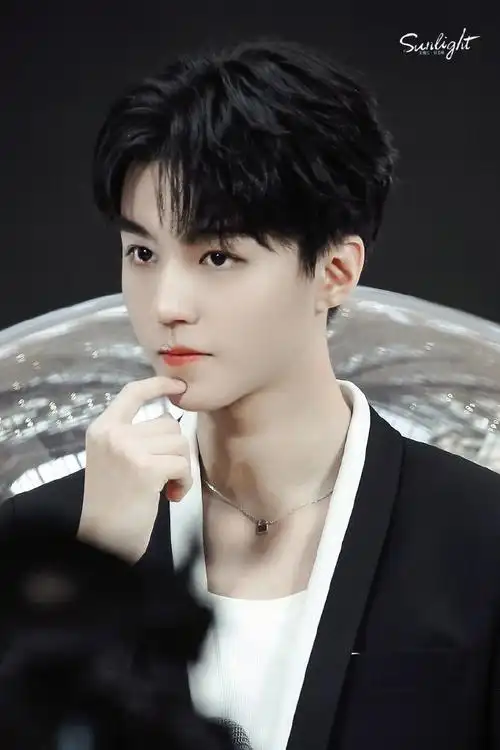 王俊凯锁骨有点撩##bobbibrown亚太区品牌代言人王俊凯