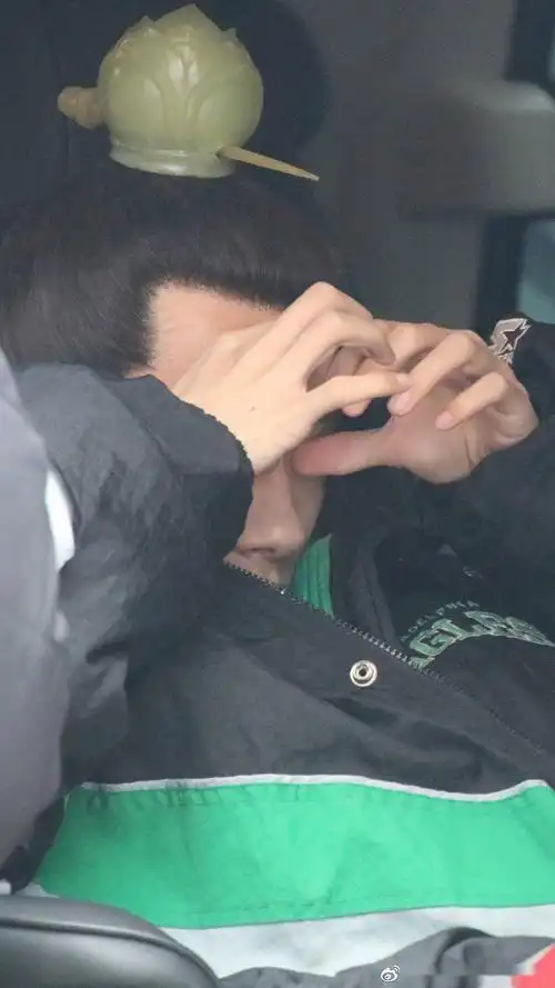 易烊千玺偷偷比心合集 内敛男孩的爱始终藏在心里_照片