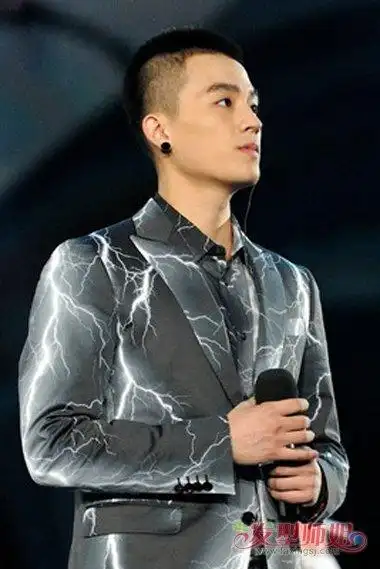 阳光帅气男明星欧豪短飞机寸头 换季男生短发烫纹理飞机头造型_发型