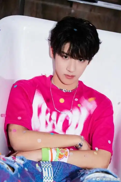 张峻豪16岁庆生照