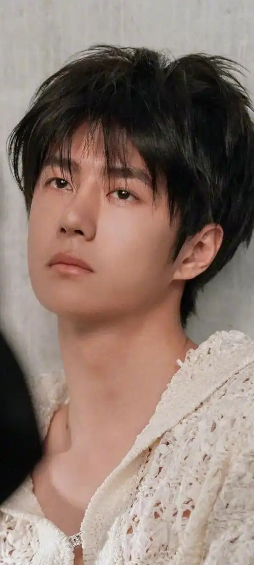 王一博白色无袖#王一博新杂志18宫格全屏壁纸,被博哥狠狠拿捏了,自取