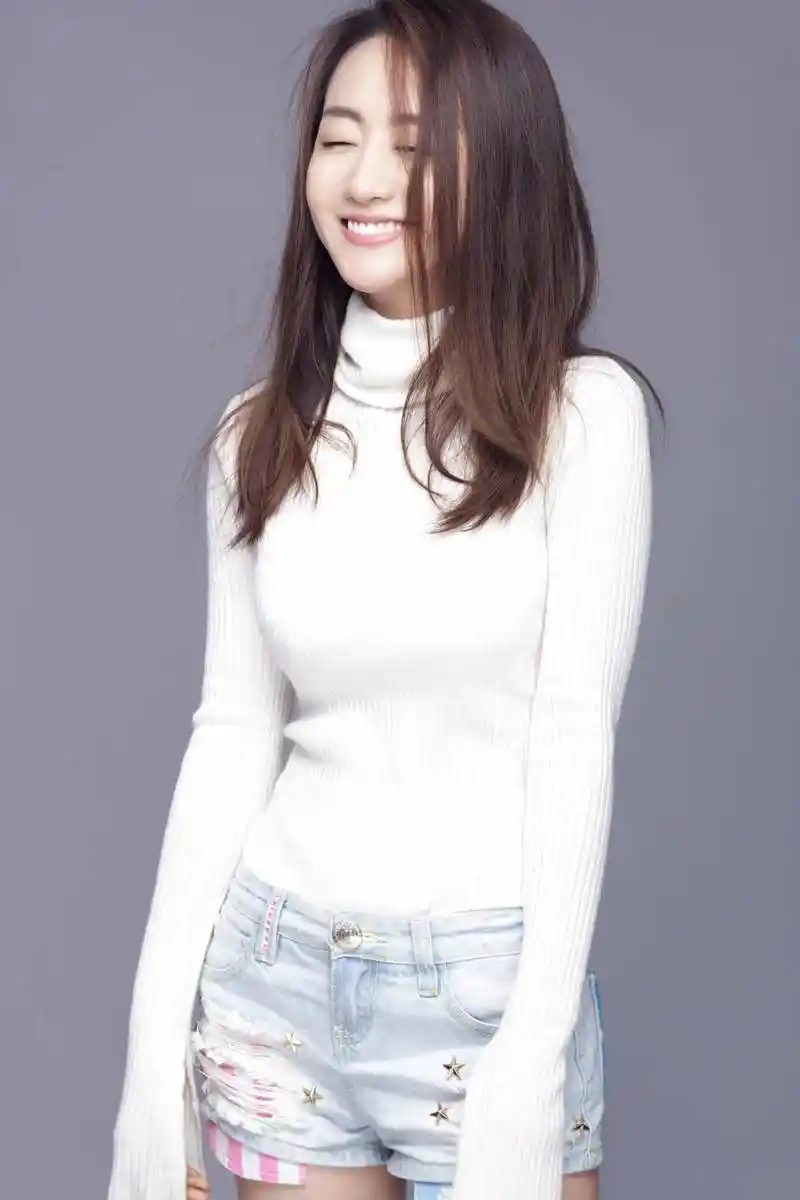 杨蓉简单自然的打扮,清新可爱,是一位成熟中带有俏皮的女神