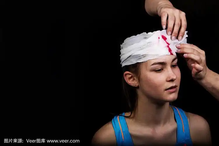 十几岁的女孩流血的头部用绷带包扎