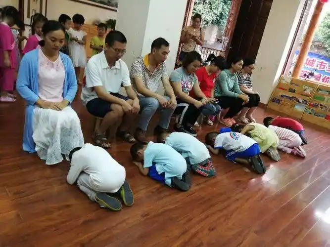 向父母行跪拜礼,感恩父母养育之恩!