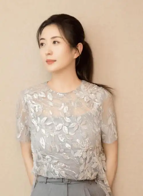 杨童舒优雅美照,魅力可人!_高清图集_新浪网