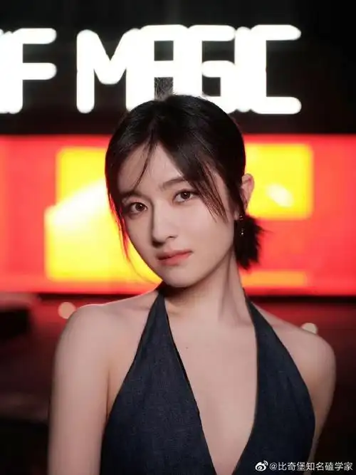 李兰迪露背黑裙#李兰迪露背黑裙好美,这个身材管理真的很棒了呀