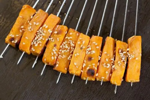 这家撸串店要逆天了!晚上10点还排队的串店,还能脱鞋上炕吃烤串!