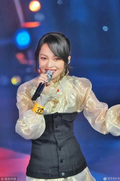 张韶涵春晚穿芭比服秀细腰 嗨唱经典与粉丝互动