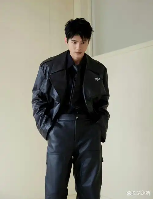刘昊然一身bottega veneta 24早秋系列黑色皮衣造型搭配黑色衬衫,真的