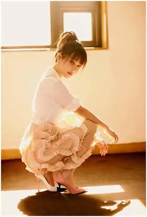 杨紫穿白衣粉裙亮相扎小辫子换发型美极了鞋子不一双更时髦