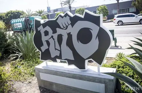 *门口的拳头大logo