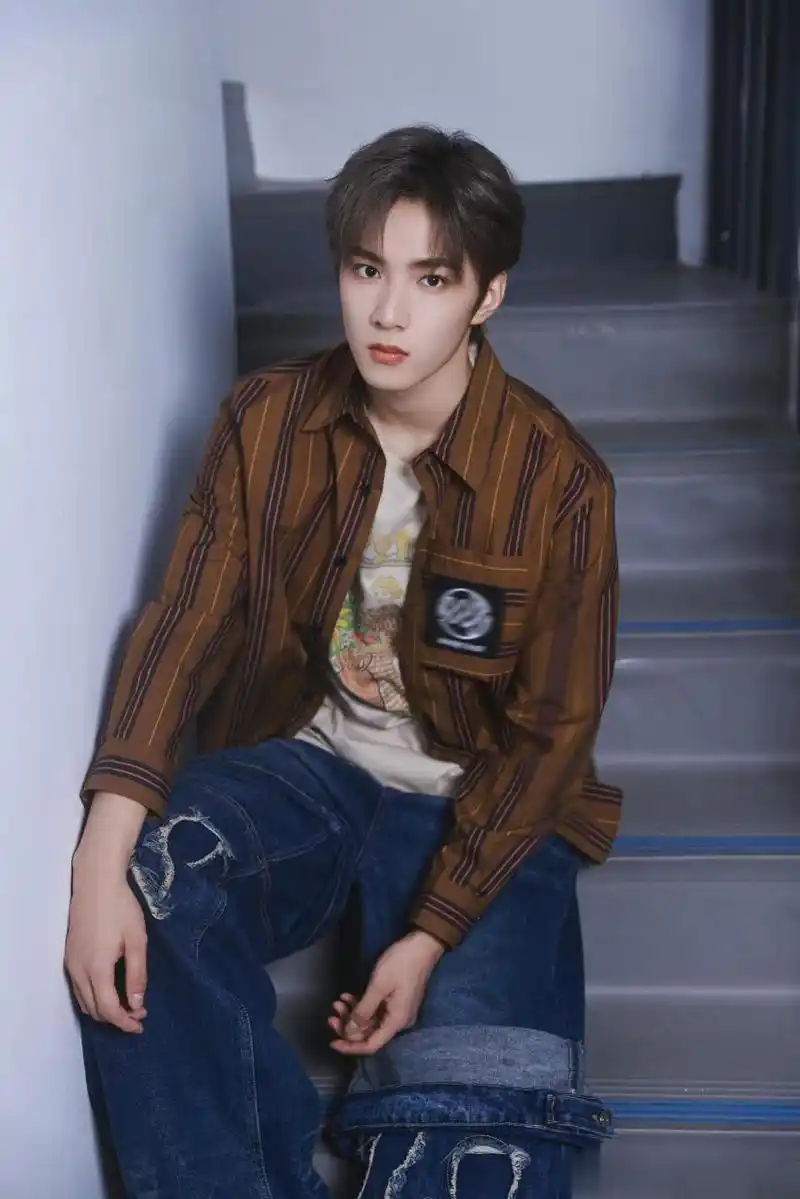 刘耀文主打一个反季节穿搭  刘耀文主打一个反季节穿搭,条纹衬衫 牛仔