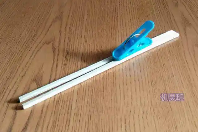 手工制作简单橡皮筋枪所需材料和工具:一次性筷子,1个塑料夹子,3条