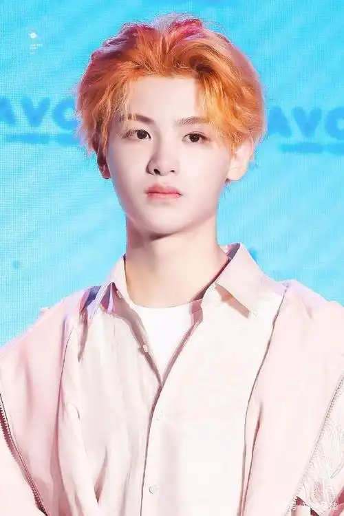 黄明昊好适合橘发!一般人难以驾驭的颜色放在他身上就显得清新