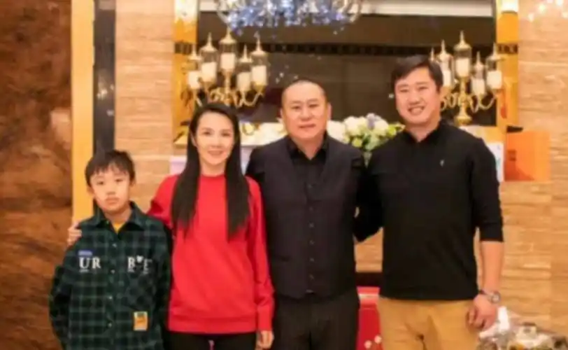 主持人管彤:41岁嫁普通丈夫,婚后生一子,一家三口幸福甜蜜_韩红_节目