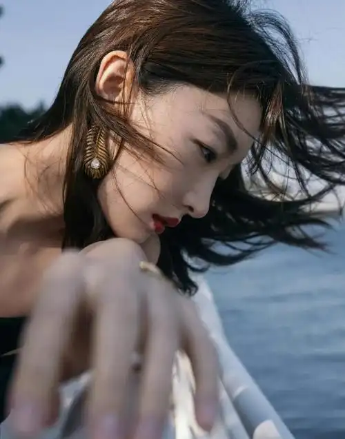 周冬雨优雅大片惊艳迷人