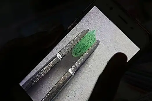 老人微雕大米雕刻刻字