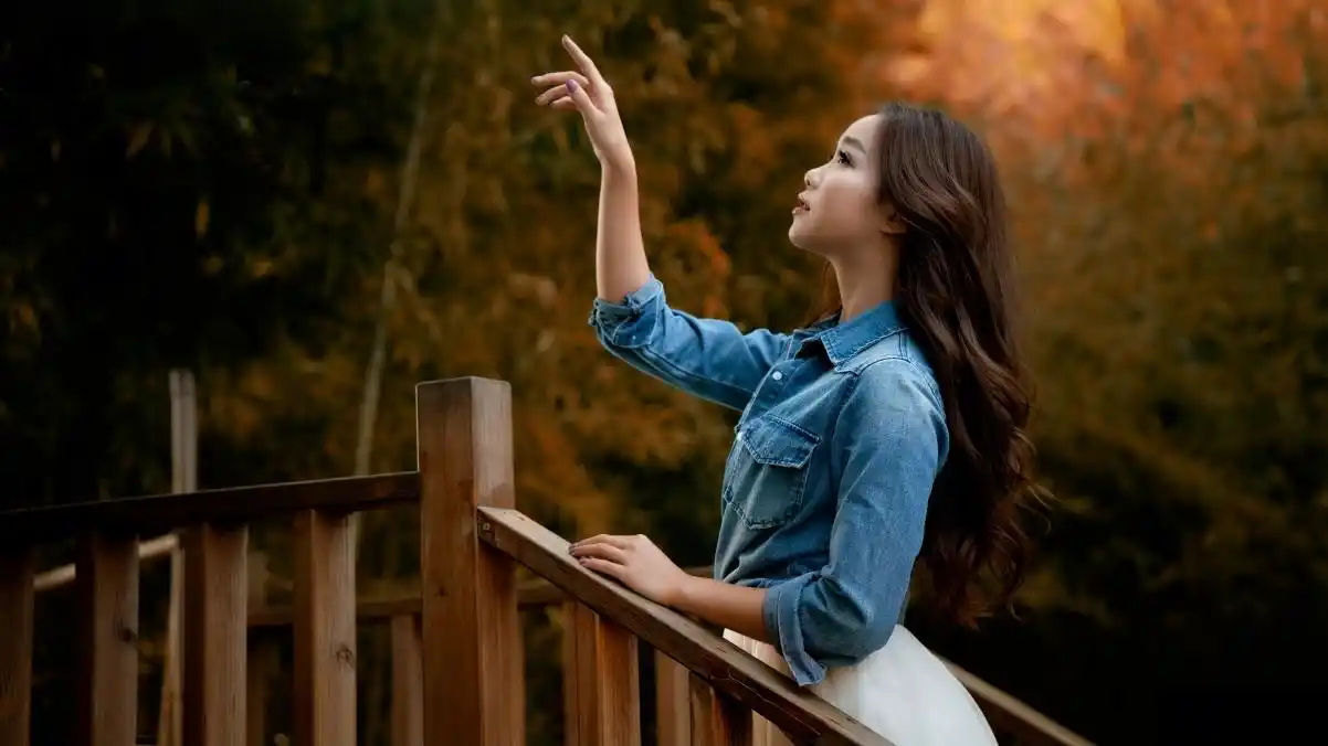 公园 走道 木栅栏 美女风景4k壁纸_4k美女图片高清壁纸_墨鱼部落格