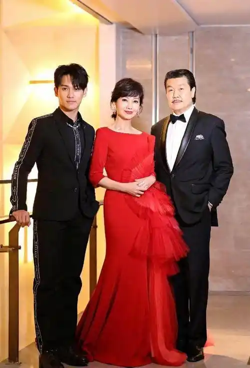 赵雅芝晒"婚纱照"狂撒狗粮竟被伴郎三少抢镜,网友:缺伴娘吗?