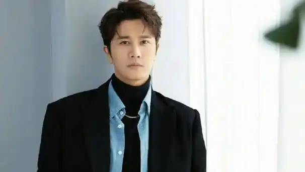 彭冠英阳光之下