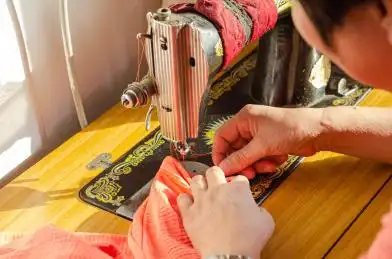 母亲在用缝纫机缝制衣服