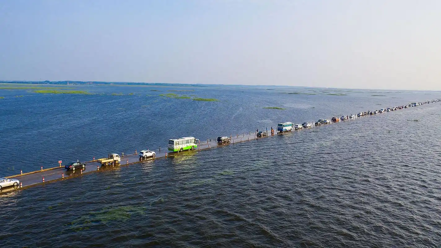 江苏骆马湖旅游度假区,坐落宿迁北部,依湖而建.