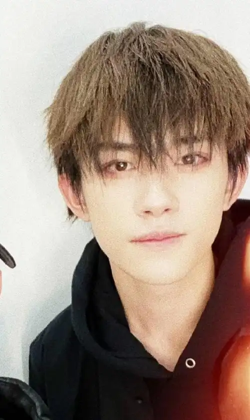 易烊千玺新发色侧颜大片