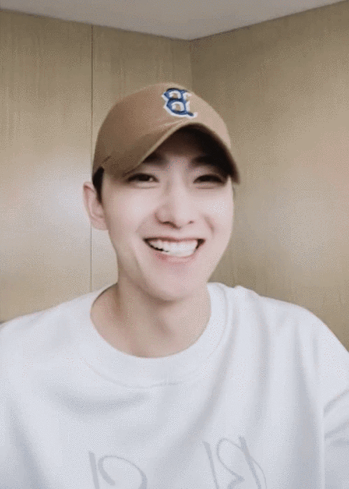 杨洋直播素颜状态太棒了白嫩白嫩的好像软软白白的糯米团子