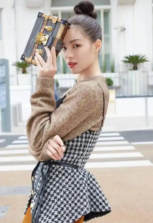 钟楚曦怎么就那么会穿毛衣外搭小吊带显气场高级脸就不一样