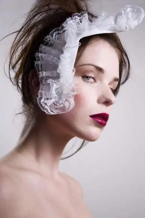 站,竖图,室内,白天,白色背景,侧面,羽毛,欧洲,欧洲人,仅一个年轻女性