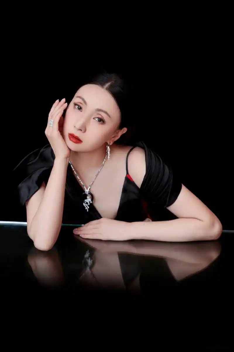 陶虹一袭prada缎面花朵礼服出席华鼎奖,美丽大方的成熟女性魅力,凭借