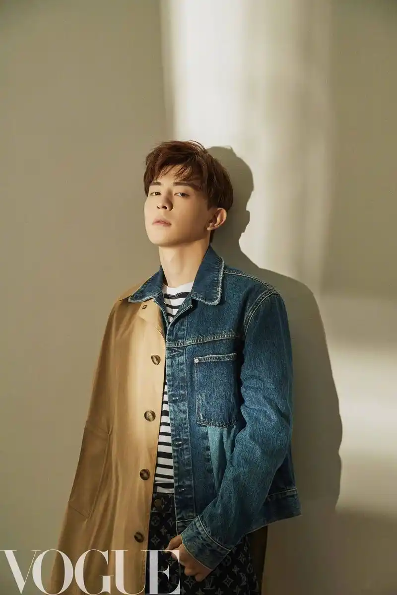 邓伦杂志大片曝光,慵懒随意不失优雅,少年感与绅士气质完美融合.