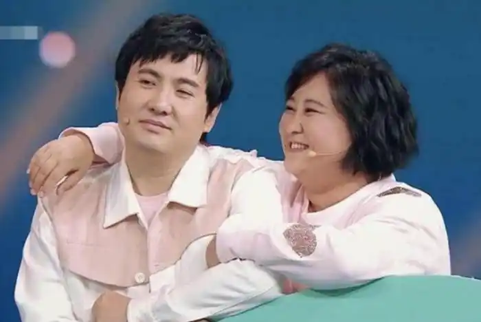 对着记者说,你们怎么不采访我,问问我为什么没有男朋友