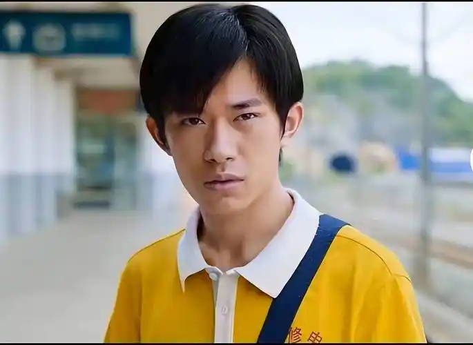 易烊千玺新片因摸胸戏被投诉,尺度少儿不宜,网友怒骂很荒唐