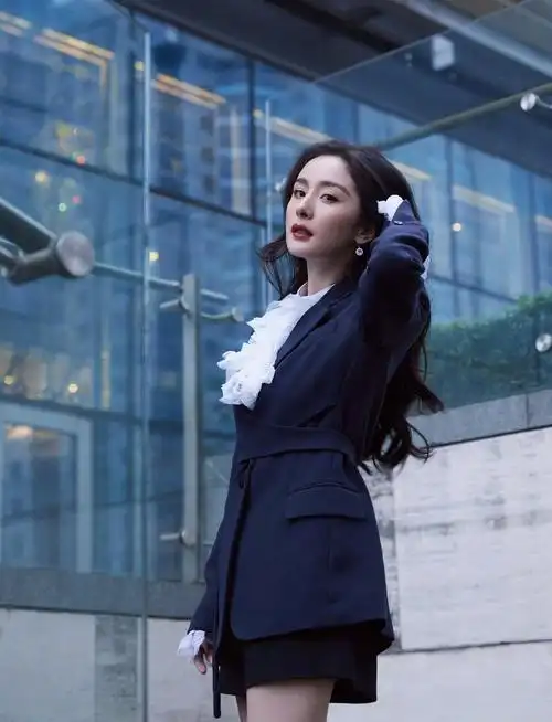 杨幂最新私服穿搭,米色毛衣搭配黑色短裤,"漫画腿"太吸睛