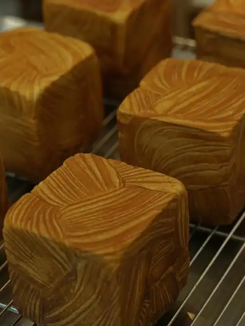 96一直觉得北海道吐司是很内敛的一款面包,简单的正方体,没有其他