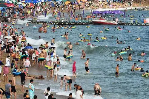 大连海滨浴场人山人海