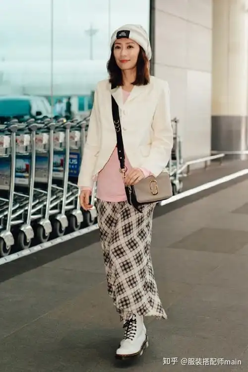 贾静雯越活越少女!一袭荷叶裙穿出公主范,硬是从45岁嫩回20岁