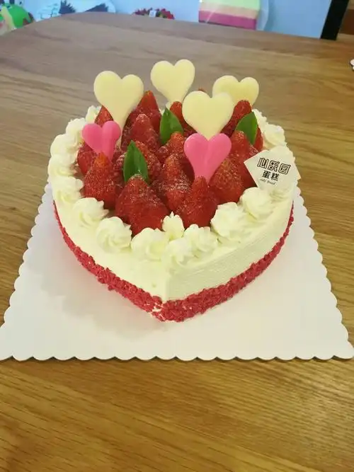 (产品编码32号)草莓心形蛋糕,天然淡奶更美味.适合8寸,10寸