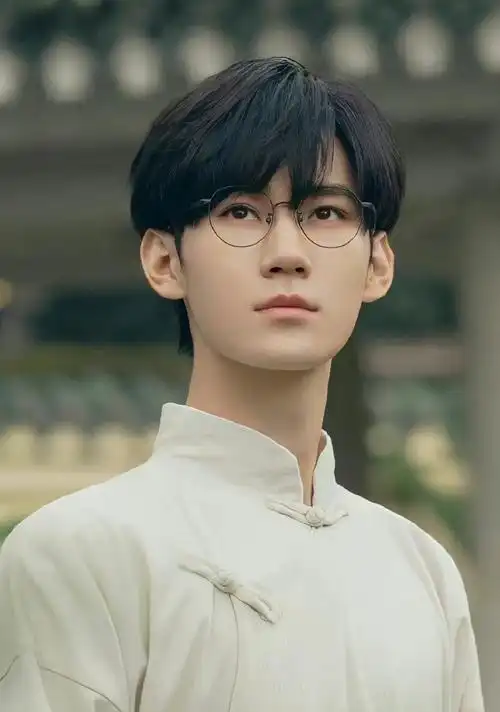 张真源,在重庆湖广会馆拍摄了古风写真,这也是一种宣传家乡文化的表现