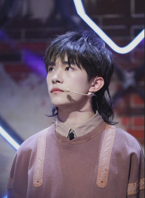 易烊千玺鲻鱼发型可盐可甜 与罗志祥韩庚同台比帅