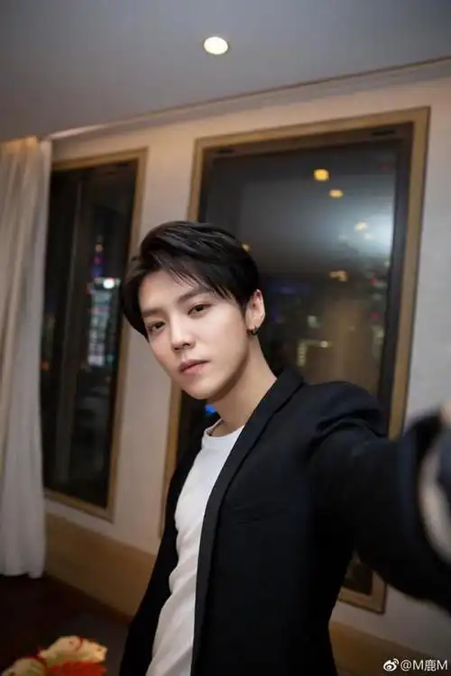 鹿晗穿黑色西装晒自拍搞笑提问粉丝吃过辣汤圆吗