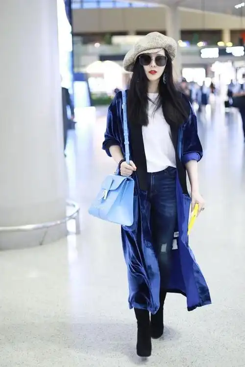 范冰冰街拍:丝绒开衫破洞牛仔裤 delvaux手袋麂皮靴时髦优雅