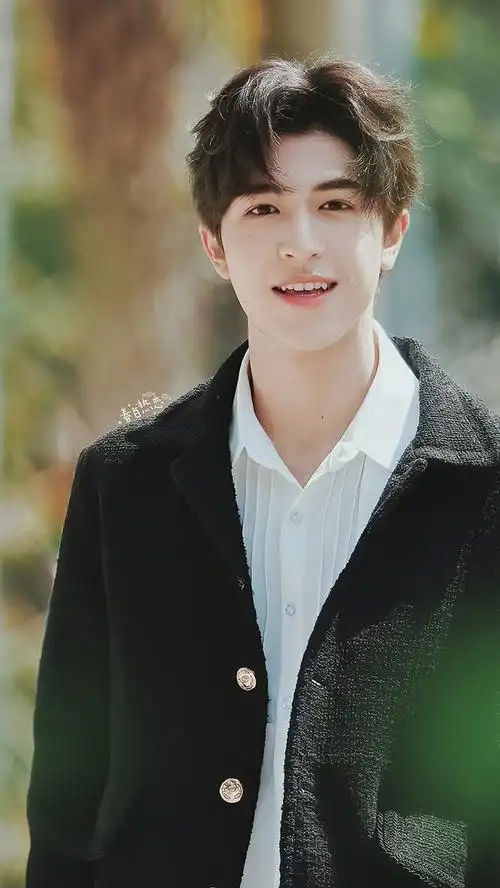 能给一张你最喜欢的尹浩宇图片给我嘛