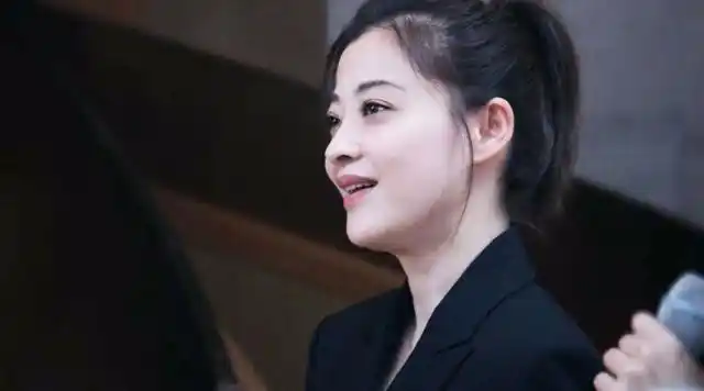 年近50的梅婷素颜拍照,穿着朴素状态饱满,如今感情生活幸福