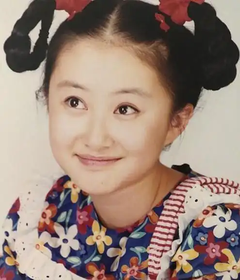 在上学之余,偶尔也会参加一些电视节目,7岁的时候,舒畅参加了首届"