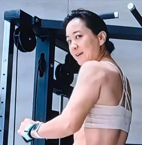 黄晓明大肚子冲上热搜,纯饿瘦严重反弹,对比贾玲运动瘦差距明显