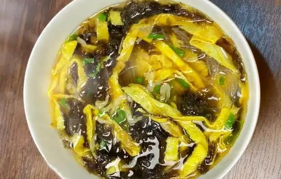 津津有味的冬日暖汤——紫菜虾米粉丝汤
