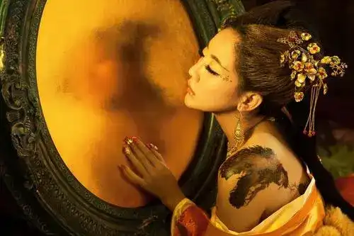 古装美女大胆纹身裸背诱惑高清写真图片