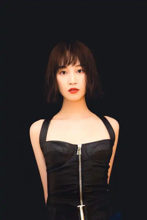 蓝盈莹曝幻影写真 抹胸牛仔裤尽显率性恣意